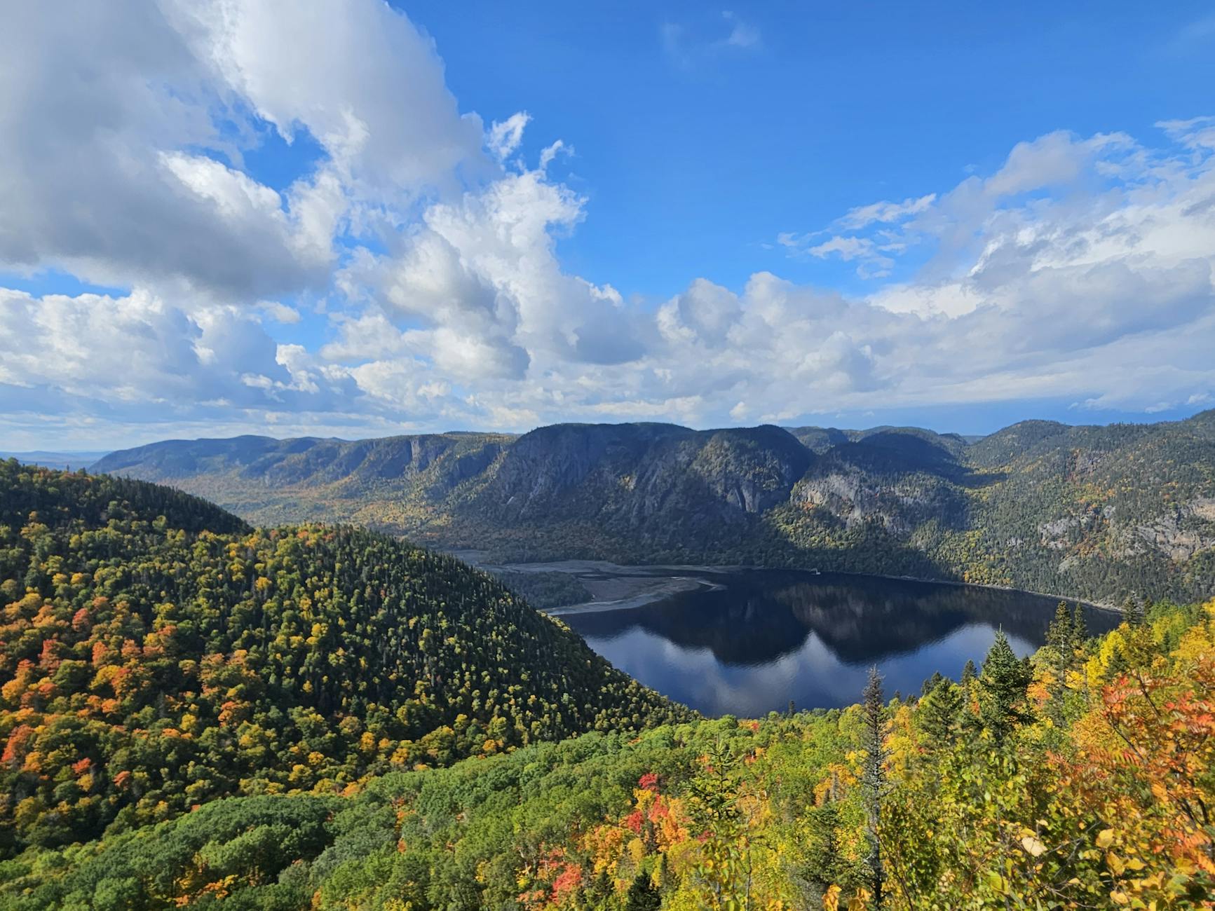 Paysage des Laurentides — lacs, forêts, chalets